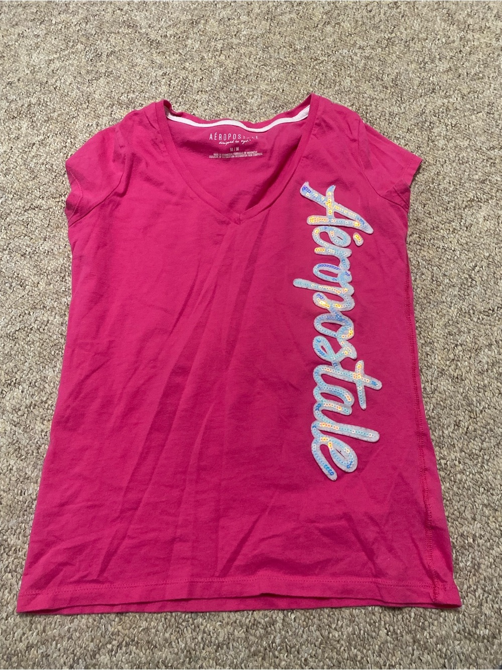 2000s/2010s Aeropostale Women's V-Neck Logo Tee - Fuchsia Pink - Size M